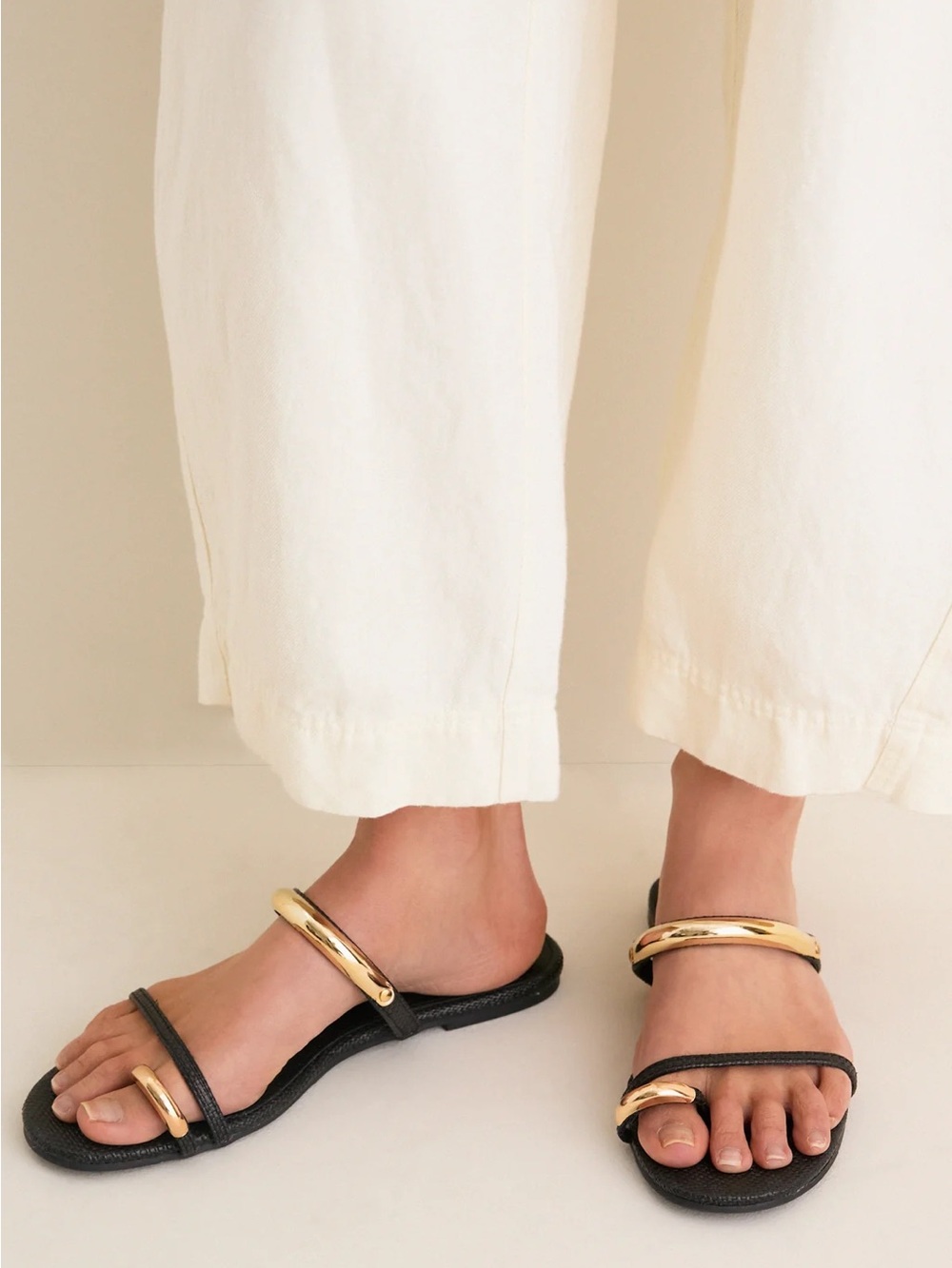 NIB beach by MATISSE Black with gold Vacay Sandals size 6